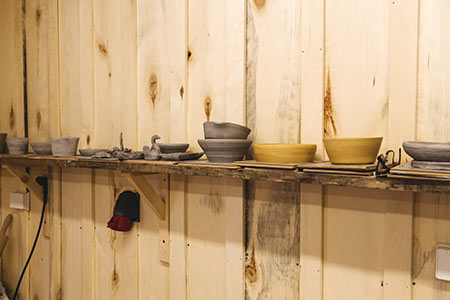 Den hyvlade asppanelen ger ett ljust intryck i keramikverkstaden i Brygghuset, huset rymmer även ett slungrum och ett bryggrum.