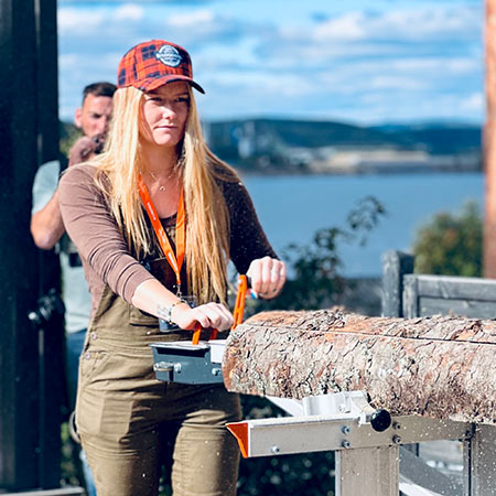 Viktoria Carstens är professionell trädklättrare, skogstekniker och motorsågsproffs. Hon är ambassadör för Stihl och inspirerar sina många följare<br />
på Instagram. Här provar hon den nyutvecklade fjärrdrivningen för motorsåg.